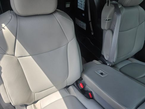 Used 2025 Toyota Sienna XLE FWD image 23