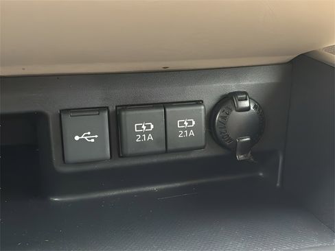 Used 2020 Toyota Highlander XLE image 37