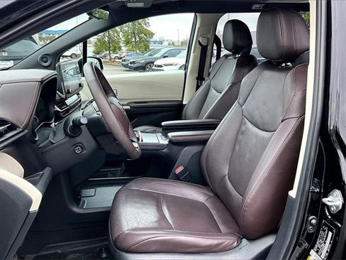 Used 2022 Toyota Sienna Platinum image 18