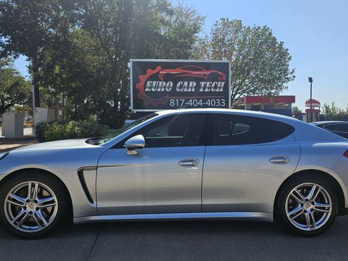 Used 2016 Porsche Panamera 4 w/ Premium Package Plus image 2