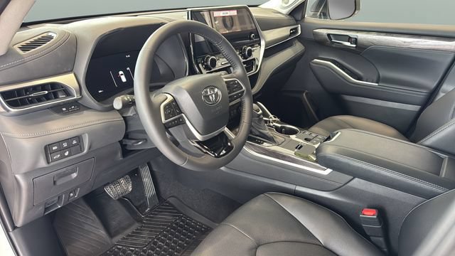 Used 2026 Toyota Highlander Platinum AWD/4WD image 2