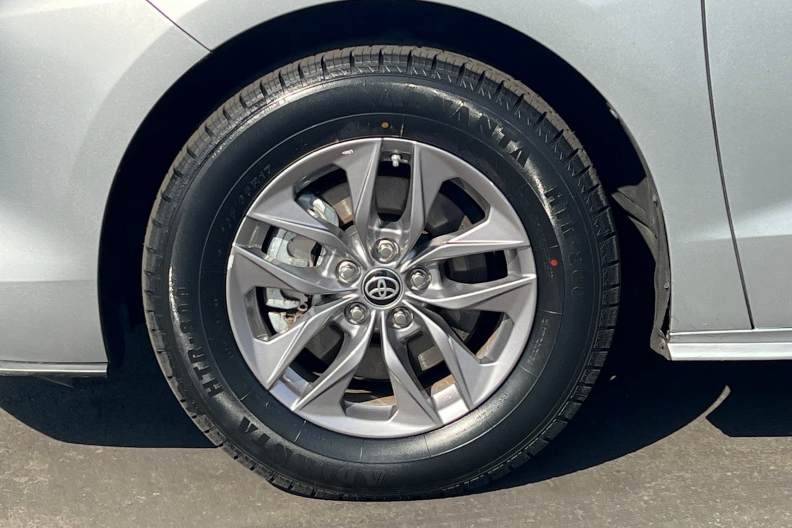 Used 2024 Toyota Sienna XLE FWD image 27