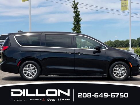 Used 2025 Chrysler Pacifica Select FWD image 3