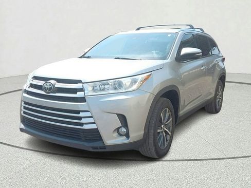 Used 2019 Toyota Highlander XLE FWD image 3