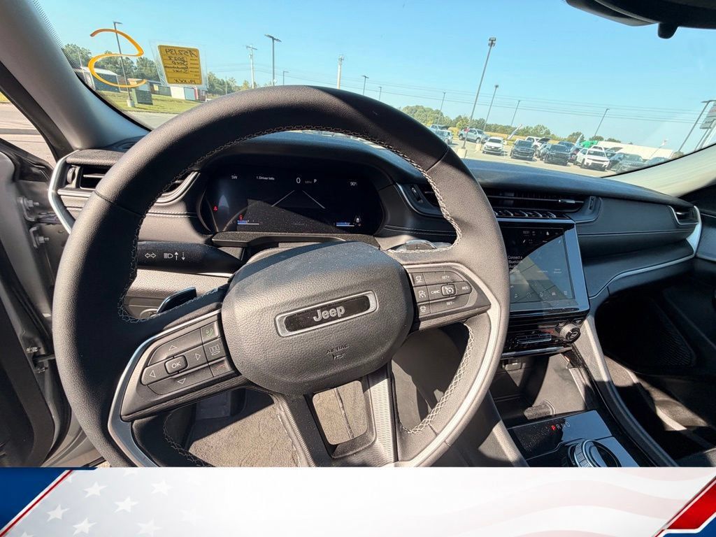 Used 2023 Jeep Grand Cherokee Laredo AWD/4WD image 17