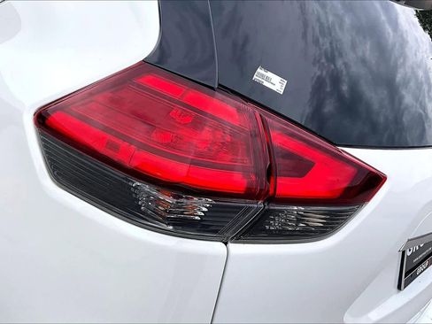 Certified 2017 Nissan Rogue SV w/ SV Premium Package FWD image 28