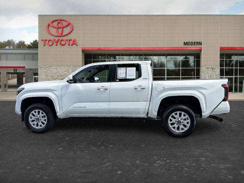 Certified 2025 Toyota Tacoma SR5 AWD/4WD image 7