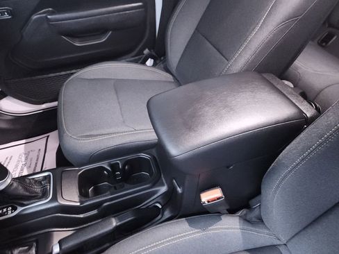 Used 2025 Jeep Gladiator Sport image 17