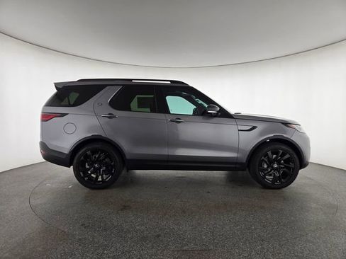 New 2025 Land Rover Discovery S image 9