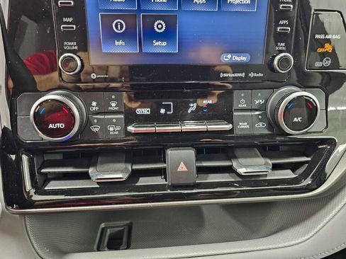 Used 2021 Toyota Highlander LE image 21