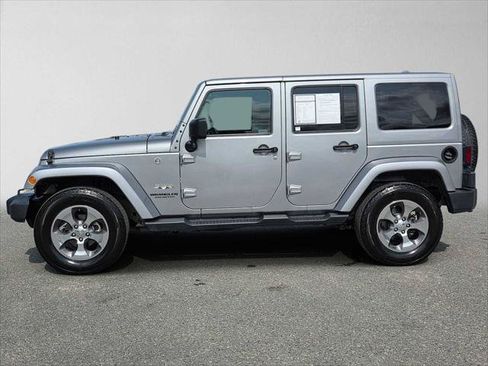 Used 2017 Jeep Wrangler Unlimited Sahara w/ Connectivity Group AWD/4WD image 6
