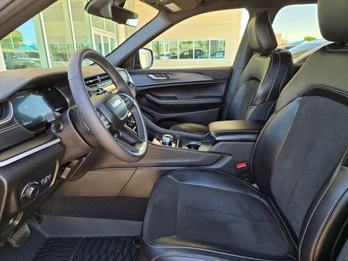 Used 2025 Jeep Grand Cherokee Altitude image 9