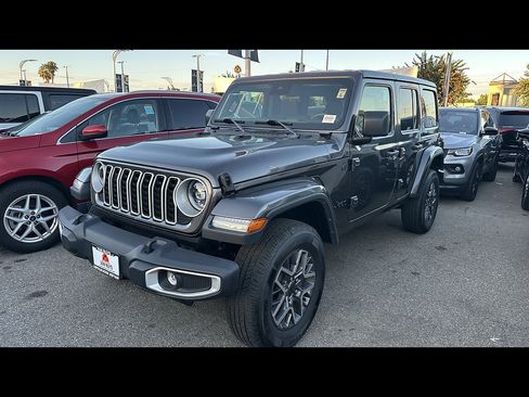 Used 2025 Jeep Wrangler Unlimited Sahara AWD/4WD image 2