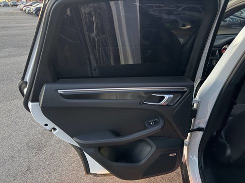 Used 2018 Porsche Macan Base AWD 4dr SUV image 19