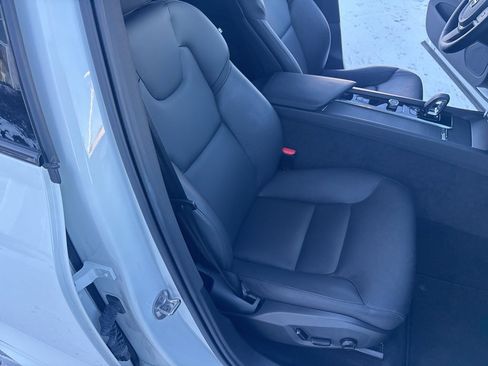 Certified 2025 Volvo XC60 B5 Core image 40