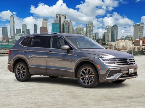 Certified 2022 Volkswagen Tiguan SE FWD image 3