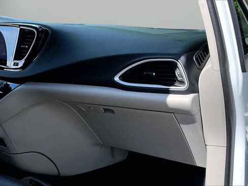 Certified 2023 Chrysler Pacifica Touring-L FWD image 19