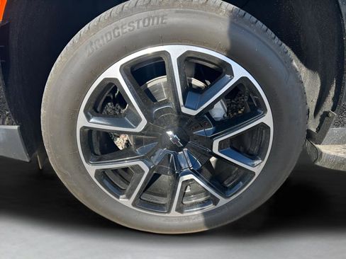 Used 2024 Chevrolet Suburban RST w/ Luxury Package image 2