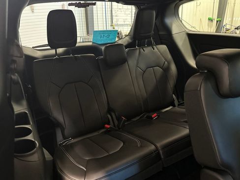 New 2027 Chrysler Pacifica Select FWD image 30