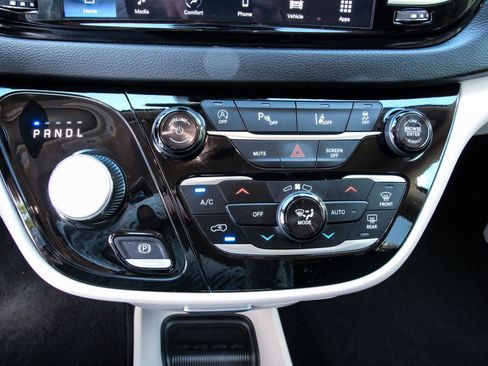 Used 2024 Chrysler Pacifica Touring-L FWD image 23