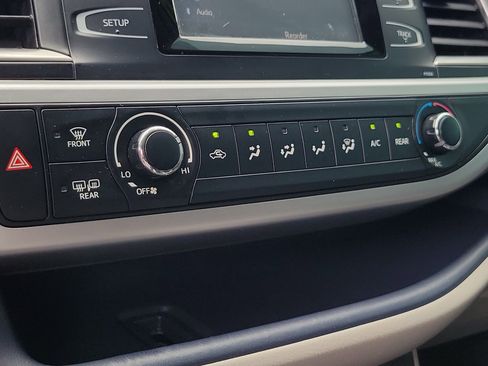 Used 2018 Toyota Highlander LE FWD image 11