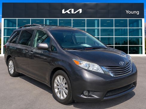 Used 2017 Toyota Sienna XLE AWD/4WD image 1