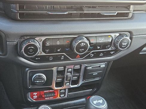 Certified 2024 Jeep Wrangler Unlimited Rubicon image 35