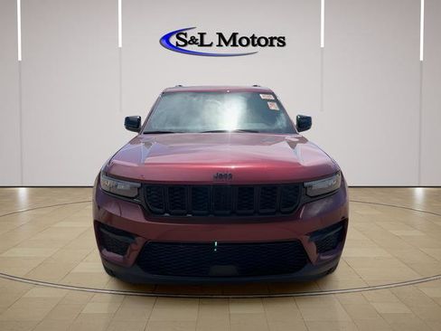 Used 2024 Jeep Grand Cherokee Altitude AWD/4WD image 3