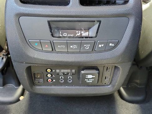 Used 2018 Honda Pilot Touring image 11