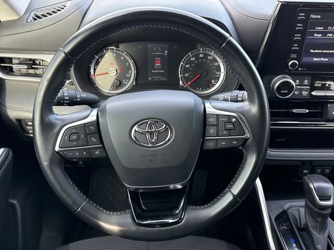 Used 2021 Toyota Highlander LE image 18
