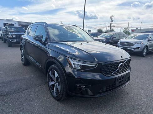 Used 2023 Volvo XC40 B5 Plus w/ Driver Assist Package AWD/4WD image 7