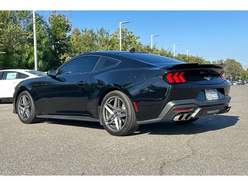 Used 2025 Ford Mustang Coupe RWD image 3
