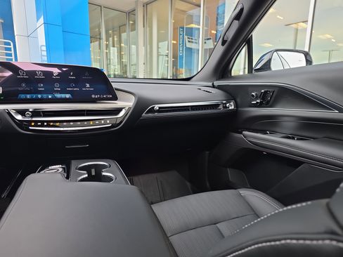 Used 2025 Cadillac Lyriq Sport image 39