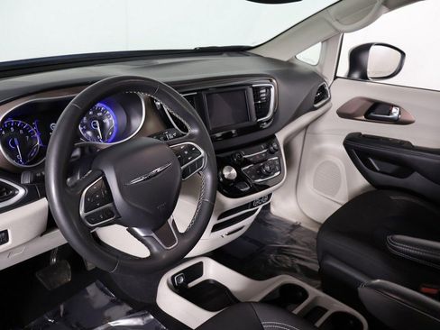 Used 2023 Chrysler Voyager LX image 23