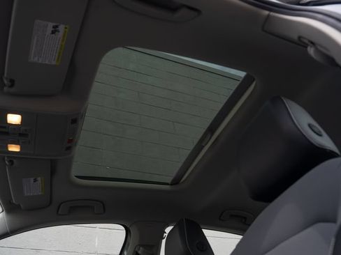 Used 2025 Volkswagen Jetta SE w/ Sunroof Package FWD image 29