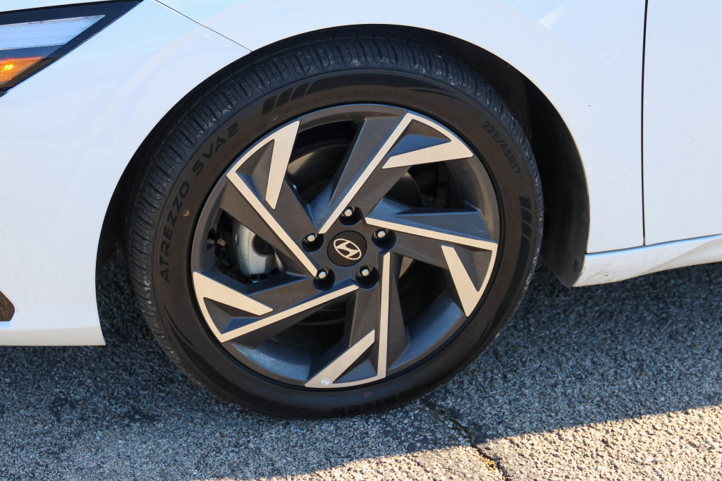 Used 2025 Hyundai Elantra Limited FWD image 7