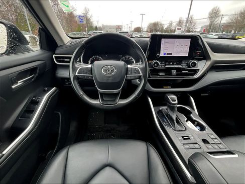 Used 2024 Toyota Highlander XLE image 18