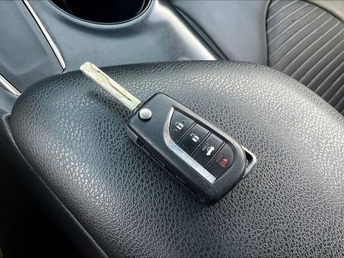 Used 2020 Toyota Camry SE image 34