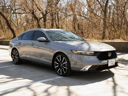 Used 2025 Honda Accord Touring image 2