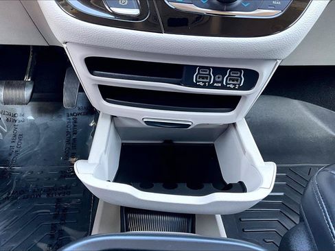 Used 2023 Chrysler Pacifica Touring-L AWD/4WD image 25