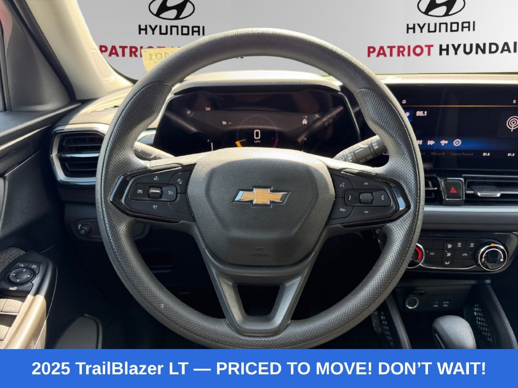Used 2025 Chevrolet TrailBlazer LT AWD/4WD image 12