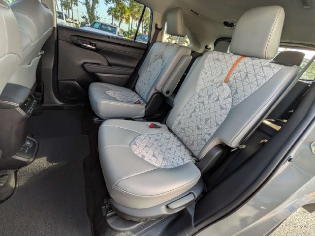 Used 2022 Toyota Highlander Bronze Edition FWD image 15