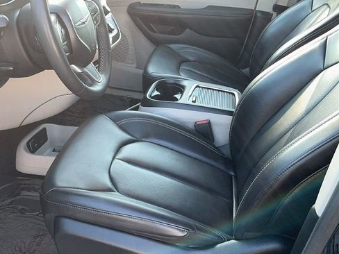 Used 2023 Chrysler Pacifica Touring-L image 12