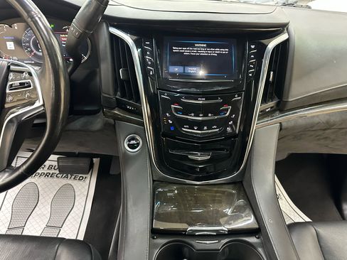 Used 2017 Cadillac Escalade Platinum image 27