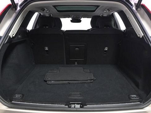 Used 2025 Volvo XC60 B5 Plus AWD/4WD image 19