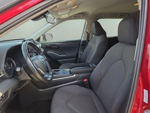 Used 2024 Toyota Highlander LE image 11
