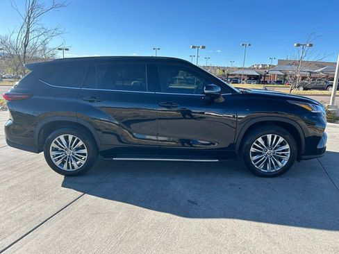 Used 2024 Toyota Highlander Platinum FWD image 9