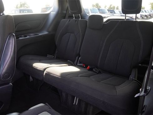 Used 2022 Chrysler Pacifica Touring image 15