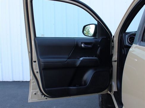 Used 2020 Toyota Tacoma TRD Sport w/ Technology Package AWD/4WD image 15