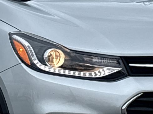 Used 2022 Chevrolet Trax LT w/ Driver Confidence Package image 16